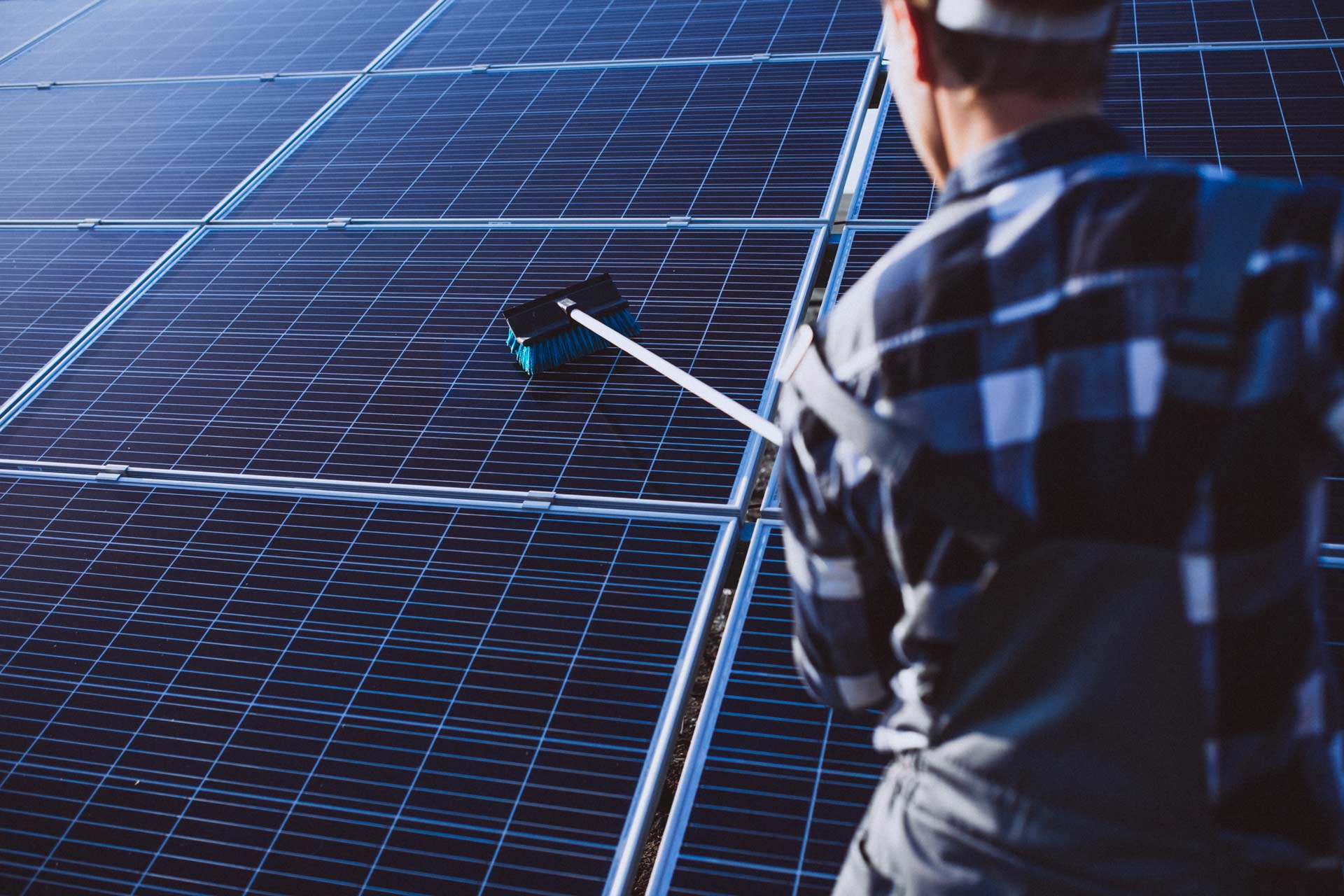 Reinigung Ihrer Photovoltaikanlage durch solar cleaning devices