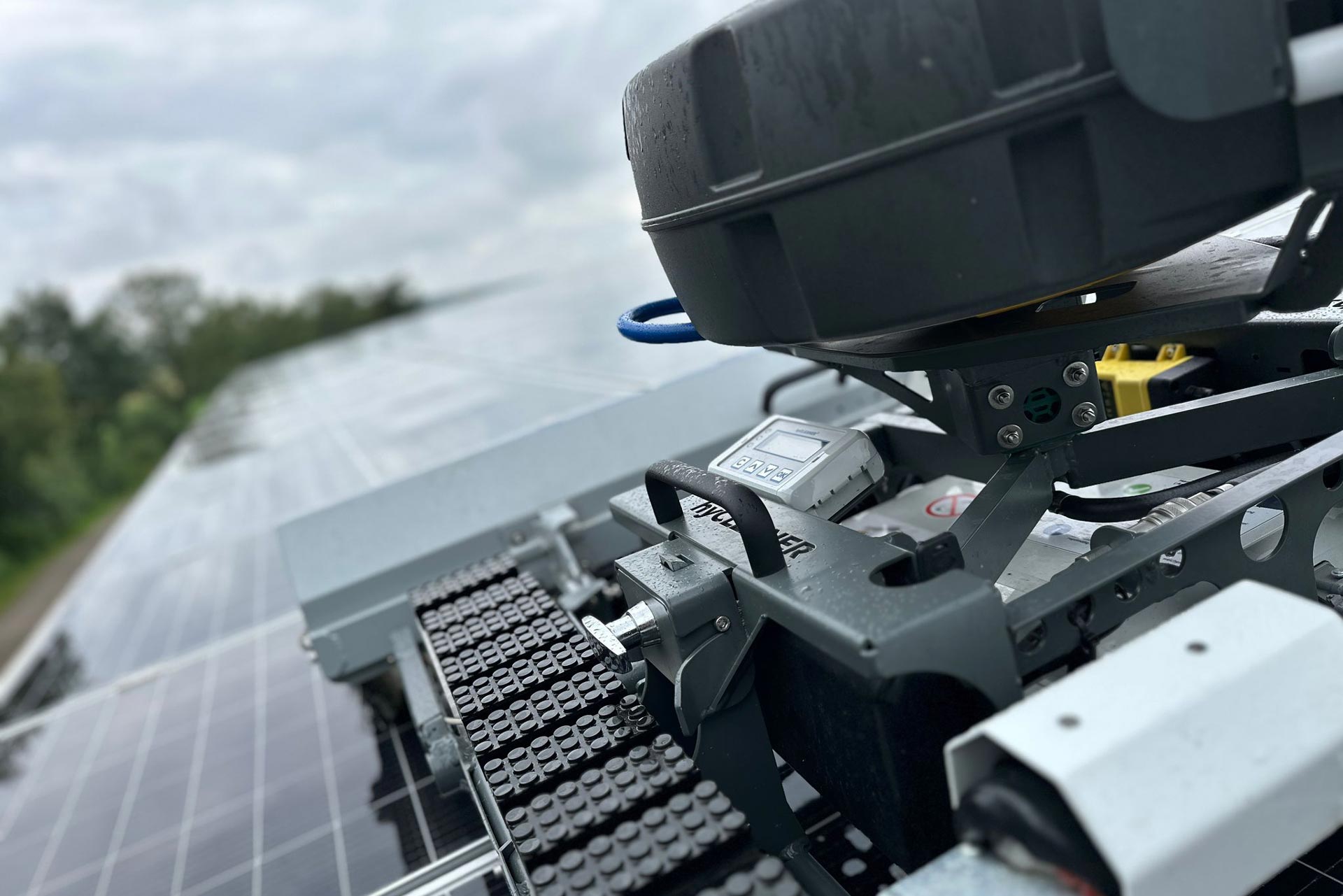 PV-Anlagen-Reinigungsroboter mieten